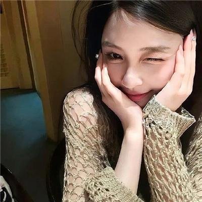 小鬼头上的女人